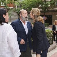 La Infanta Elena y Antonio Resines saludándose en el funeral de la hermana de Lorenzo Caprile