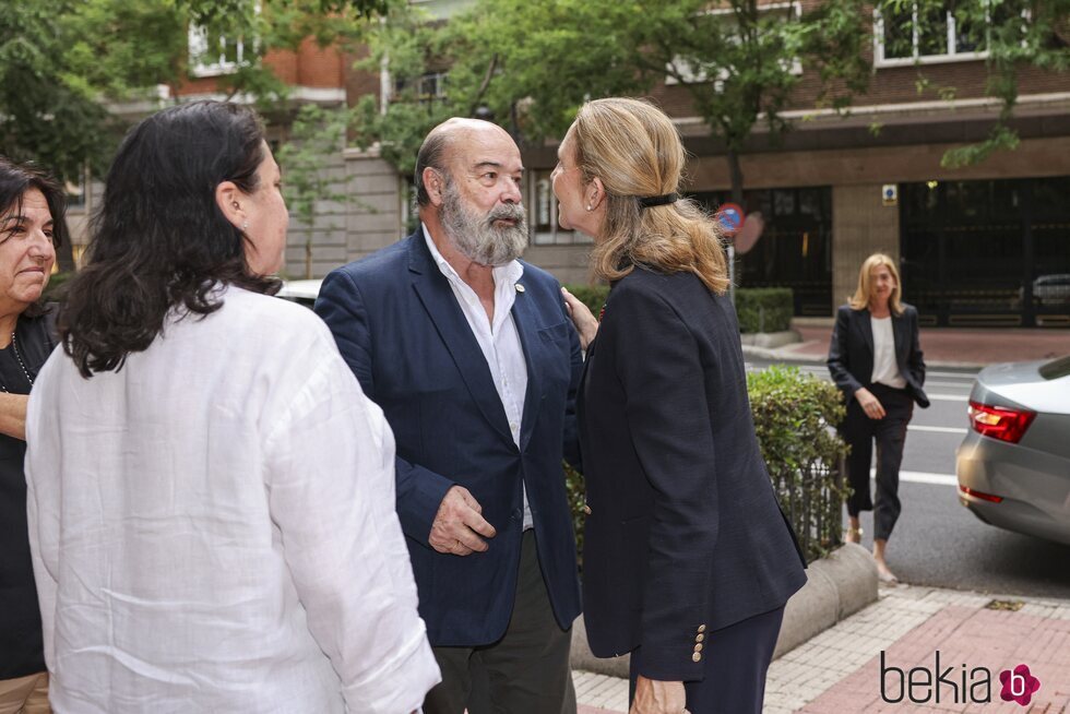 La Infanta Elena y Antonio Resines saludándose en el funeral de la hermana de Lorenzo Caprile