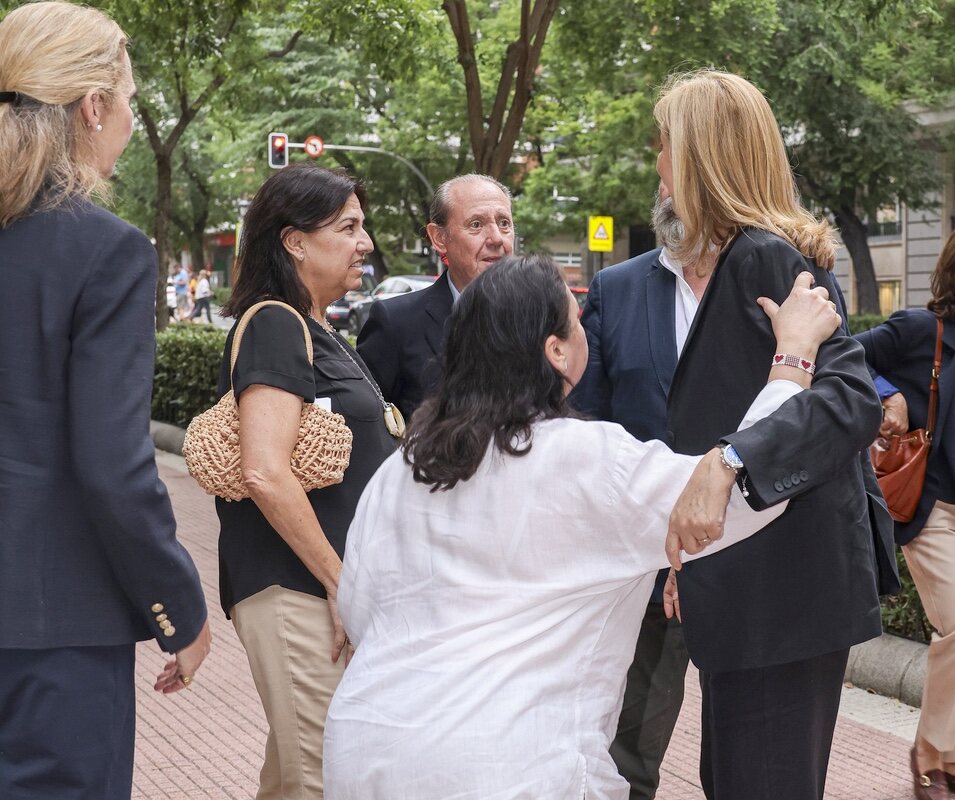 La mujer de Antonio Resines hace una reverencia a la Infanta Cristina en el funeral de la hermana de Lorenzo Caprile