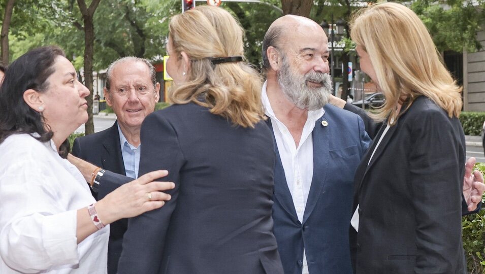 Las Infantas Elena y Cristina y Antonio Resines y Ana Pérez-Lorente en el funeral de la hermana de Lorenzo Caprile