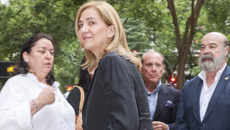 La Infanta Cristina, Antonio Resines y Ana Pérez-Lorente en el funeral de la hermana de Lorenzo Caprile