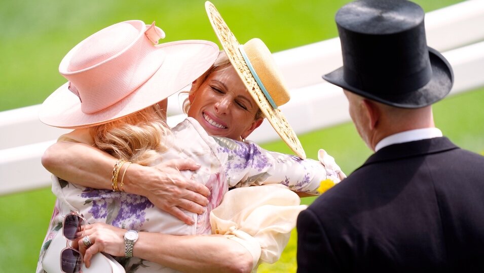 Lady Gabriella Windsor y Zara Phillips se abrazan en Ascot 2024