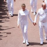 Alberto y Charlene de Mónaco cogidos de la mano y vestidos a juego con un chándal blanco