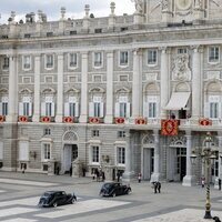 La Familia Real entrando en el Palacio Real en los Rolls para el décimo aniversario de reinado de Felipe VI