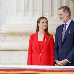 La Princesa Leonor y el Rey Felipe VI en el balcón del Palacio Real en la celebración del décimo aniversario del reinado de Felipe VI