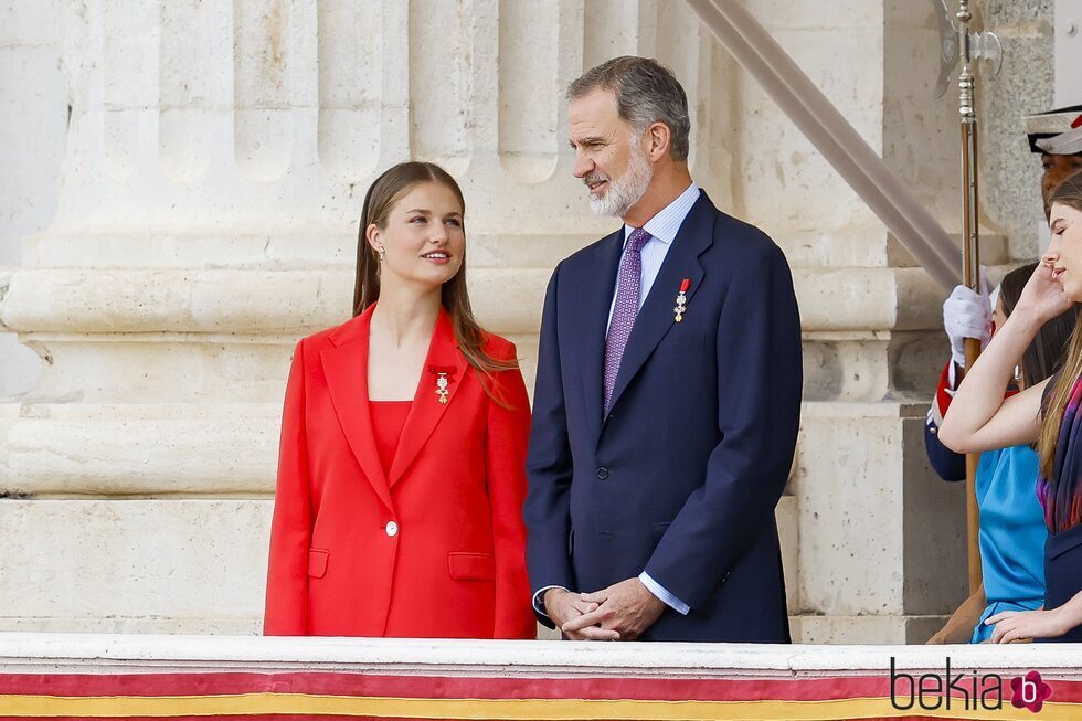 La Princesa Leonor y el Rey Felipe VI en el balcón del Palacio Real en la celebración del décimo aniversario del reinado de Felipe VI