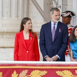 La Reina Letizia sentada junto a Felipe VI, Leonor y Sofía en el balcón del Palacio Real durante la celebración del décimo aniversario de reinado