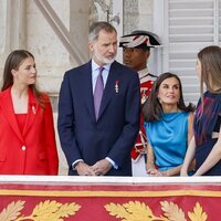 La Reina Letizia sentada junto a Felipe VI, Leonor y Sofía en el balcón del Palacio Real durante la celebración del décimo aniversario de reinado