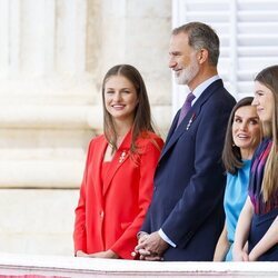 Los Reyes Felipe y Letizia con Leonor y Sofía en la celebración del décimo aniversario de reinado de Felipe VI en el balcón del Palacio Real