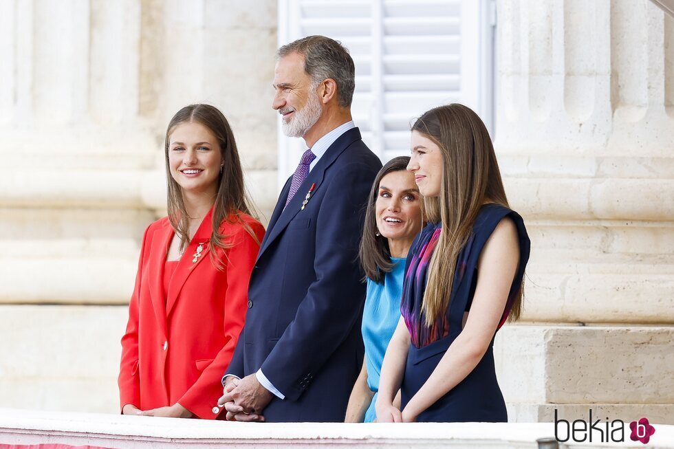 Los Reyes Felipe y Letizia con Leonor y Sofía en la celebración del décimo aniversario de reinado de Felipe VI en el balcón del Palacio Real