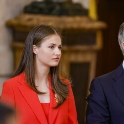 La Princesa Leonor y el Rey Felipe VI acto de condecoración del mérito civil durante la celebración del décimo aniversario del reinado de Felipe VI