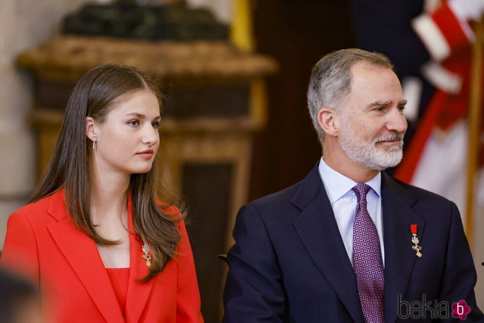 La Princesa Leonor y el Rey Felipe VI acto de condecoración del mérito civil durante la celebración del décimo aniversario del reinado de Felipe VI