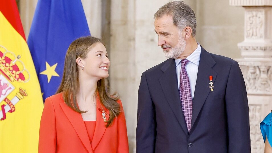 El Rey Felipe y la Princesa Leonor durante el acto de condecoración del mérito civil durante la celebración del décimo aniversario del reinado de Felipe VI