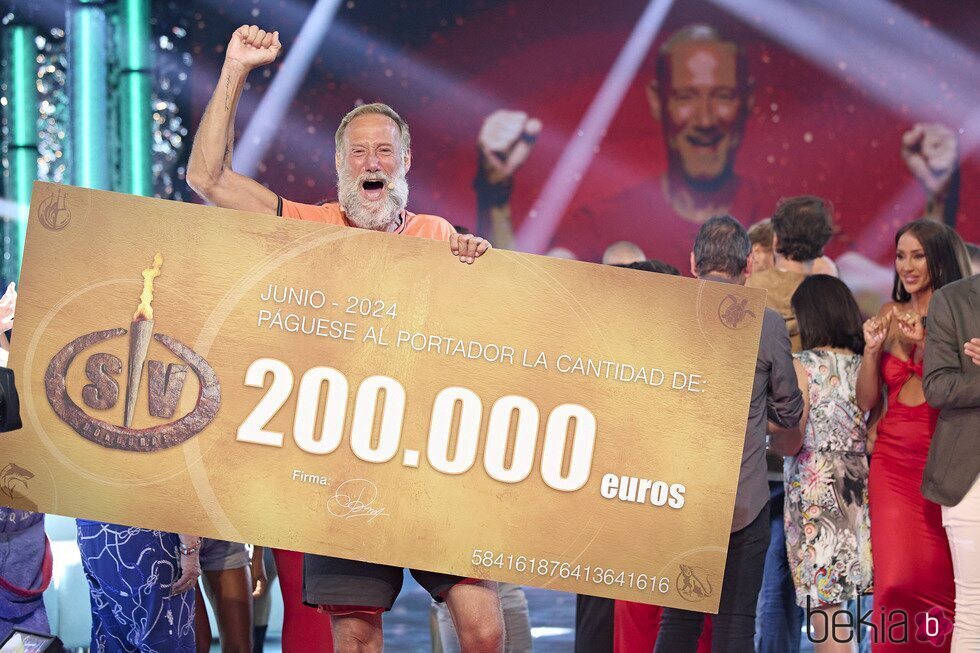 Pedro García Aguado con el cheque de ganador de 'Supervivientes 2024'