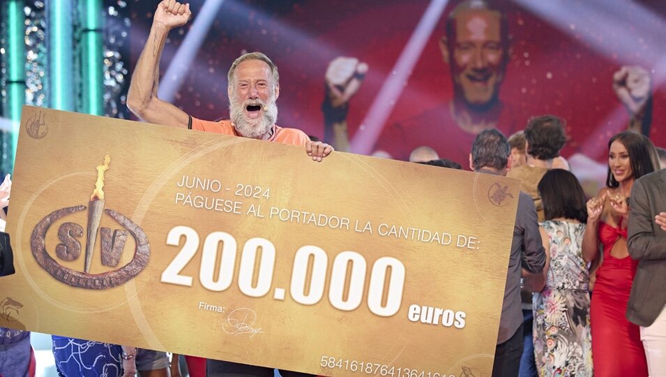 Pedro García Aguado con el cheque de ganador de 'Supervivientes 2024'