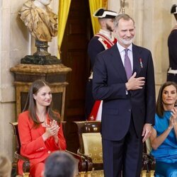 El Rey Felipe VI, aplaudido por la Reina Letizia, la Princesa Leonor y la Infanta Sofía tras su discurso en el décimo aniversario de reinado de Felipe VI