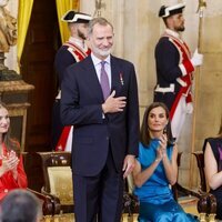 El Rey Felipe VI, aplaudido por la Reina Letizia, la Princesa Leonor y la Infanta Sofía tras su discurso en el décimo aniversario de reinado de Felipe VI