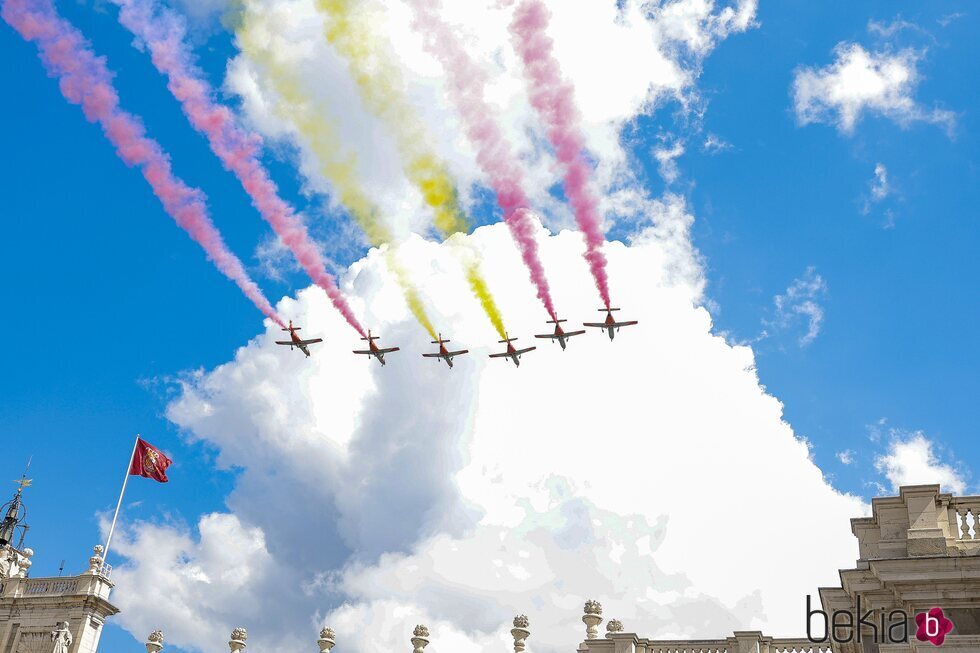 La Patrulla Águila del Ejército del Aire pintando la bandera de España en el décimo aniversario de reinado de Felipe VI