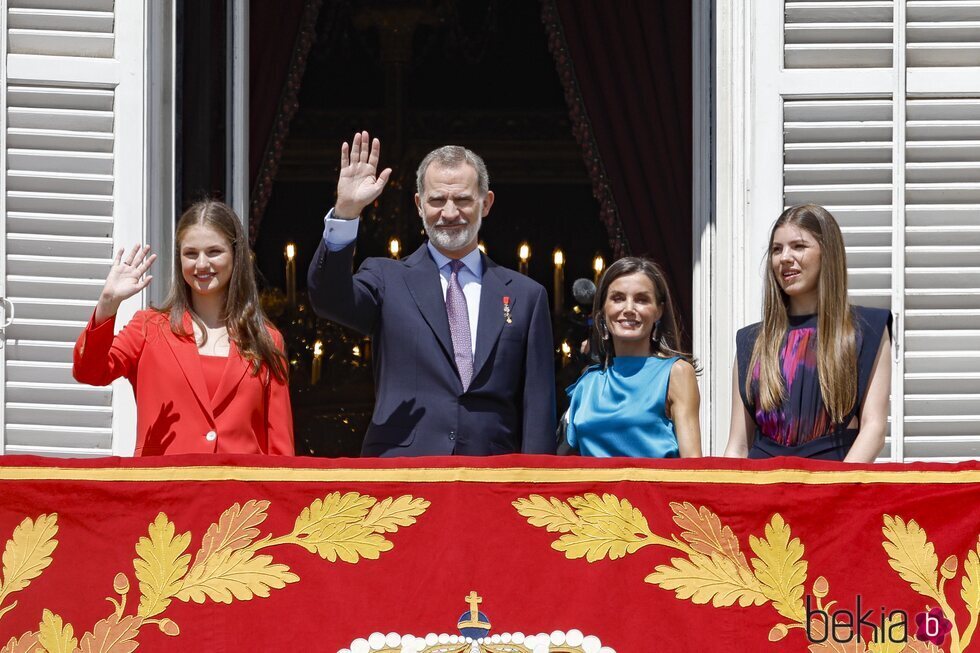 Los Reyes Felipe y Letizia, la Princesa Leonor y la Infanta Sofía en el balcón del Palacio Real en el décimo aniversario de reinado de Felipe VI