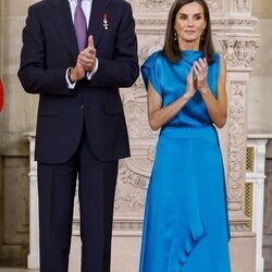 Los Reyes Felipe y Letizia aplaudiendo en el décimo aniversario de reinado de Felipe VI
