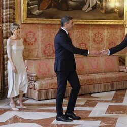El Rey Felipe VI saluda a Pedro Sánchez en presencia de la Reina Letizia y Begoña Gómez en el décimo aniversario de reinado de Felipe VI
