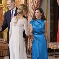 La Reina Letizia y Begoña Gómez se saludan en el décimo aniversario de reinado de Felipe VI