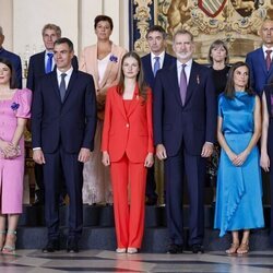 La Familia Real con los condecorados con la Orden del Mérito Civil en el décimo aniversario de reinado de Felipe VI