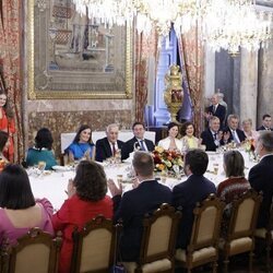 La Reina Letizia aplaude las palabras de la Princesa Leonor y la Infanta Sofía en el almuerzo del décimo aniversario de reinado de Felipe VI