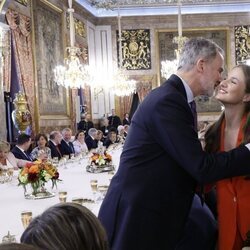 El Rey Felipe VI besa a la Princesa Leonor en presencia de la Infanta Sofía en el décimo aniversario de reinado de Felipe VI