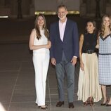 Los Reyes Felipe y Letizia, Leonor y Sofía a las puertas el Palacio Real con motivo del décimo aniversario de reinado de Felipe VI.