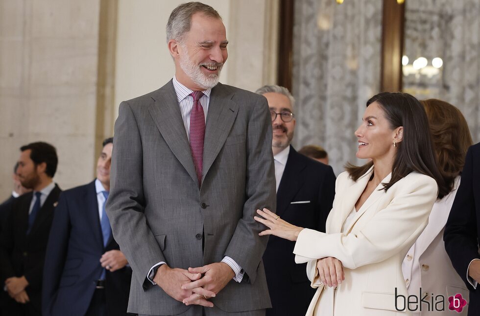 Los Reyes Felipe y Letizia muy cómplices en la inauguración de la exposición 'Los Reyes Felipe y Letizia'