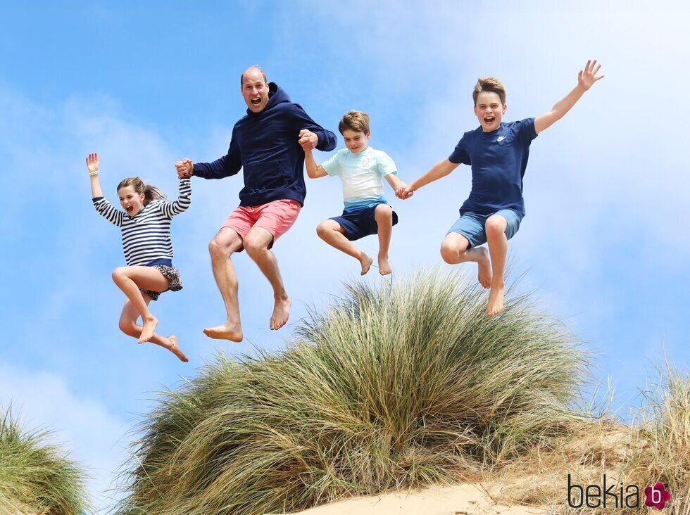 El Príncipe Guillermo y sus hijos George, Charlotte y Louis saltando en la playa