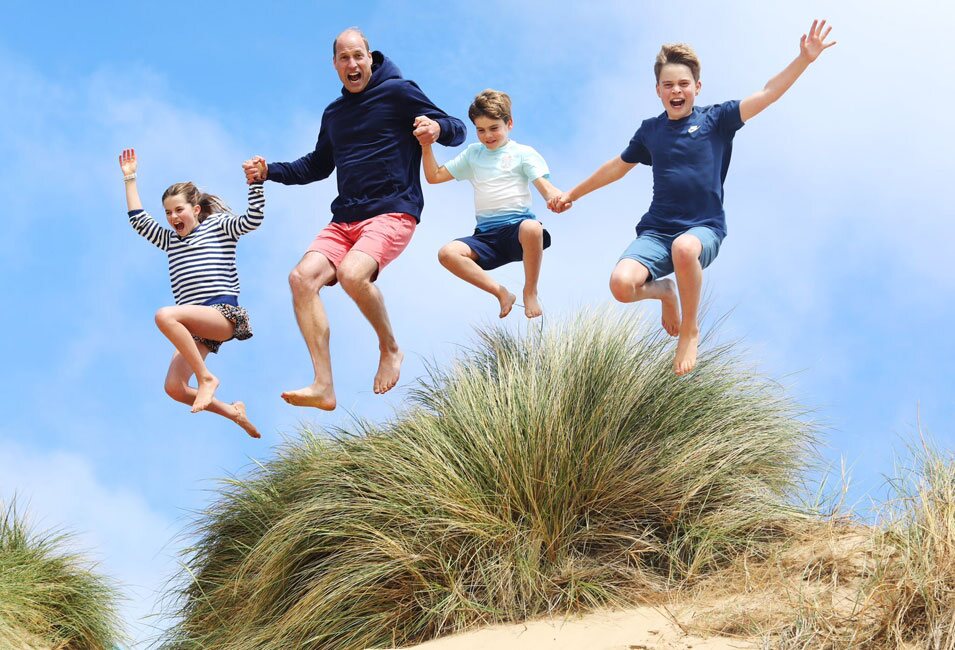 El Príncipe Guillermo y sus hijos George, Charlotte y Louis saltando en la playa