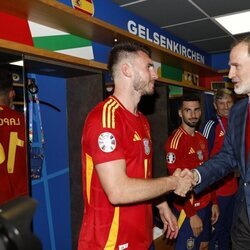 El Rey Felipe VI saludando a los jugadores de la selección española tras el partido contra Italia en la Eurocopa 2024