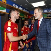 El Rey Felipe VI saludando a los jugadores de la selección española tras el partido contra Italia en la Eurocopa 2024