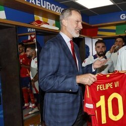 El Rey Felipe VI recibe una camiseta de manos de Morata tras el partido España-Italia en la Eurocopa 2024