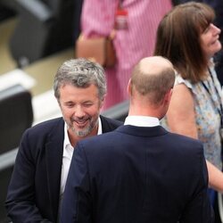 Federico de Dinamarca y el Príncipe Guillermo saludándose en la Eurocopa 2024