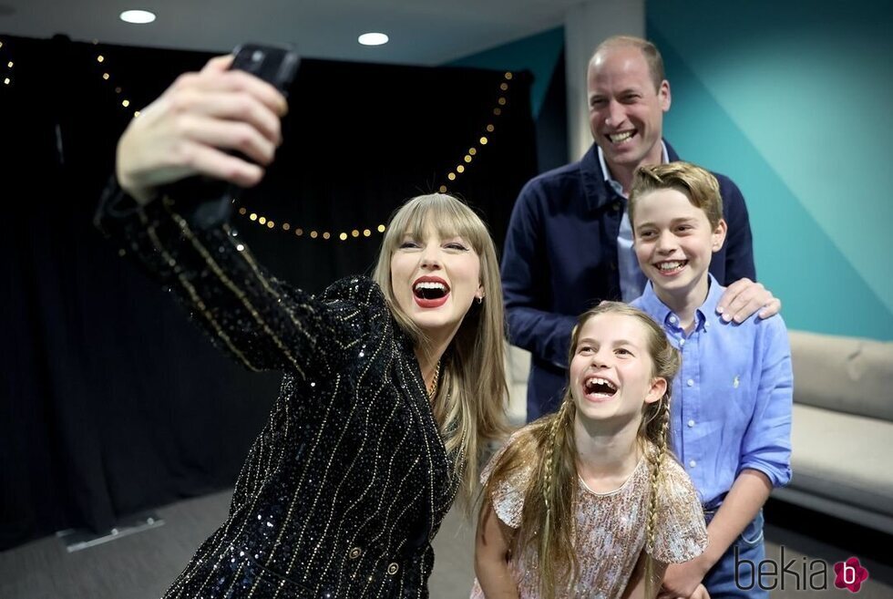 Taylor Swift hace una foto selfie con el Príncipe Guillermo y sus hijos George y Charlotte