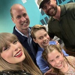 Taylor Swift hace una foto selfie con el Príncipe Guillermo, George y Charlotte y su novio Travis Kelce