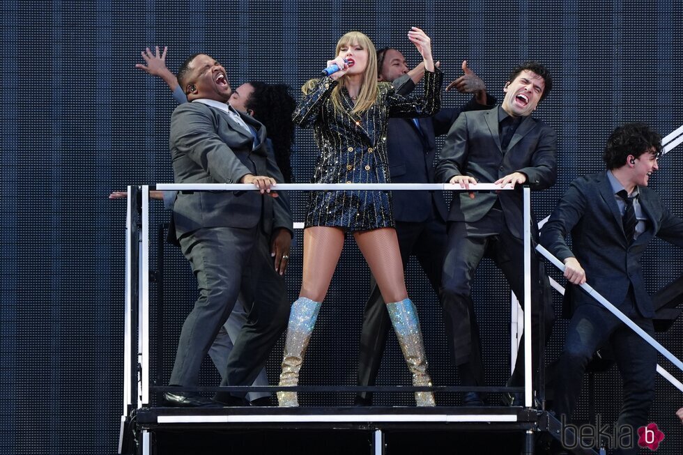 Taylor Swift durante uno de sus conciertos en Edimburgo