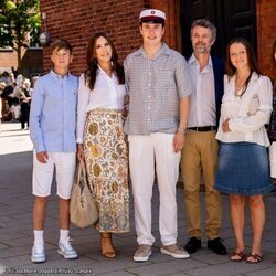 Christian de Dinamarca con sus padres y hermanos en su graduación
