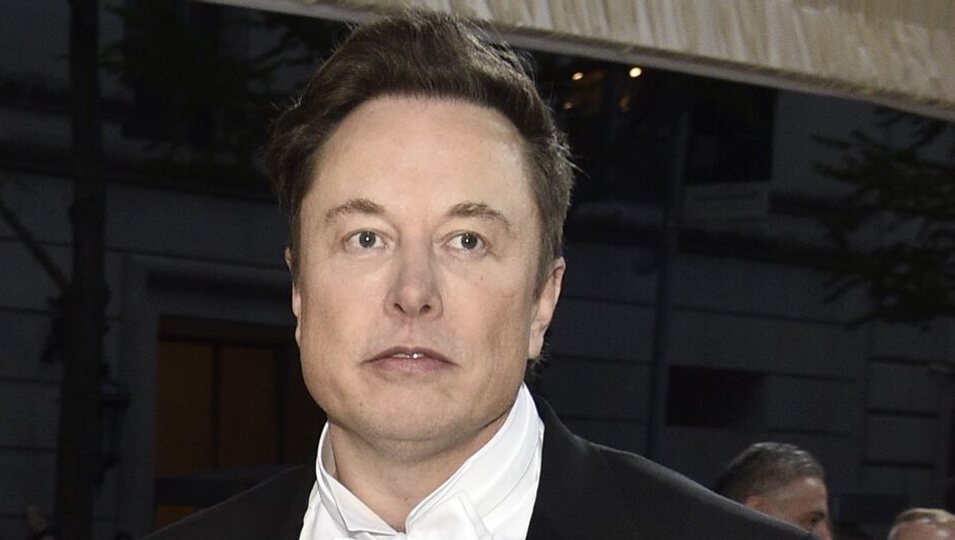 Elon Musk posa en la MET Gala de 2022