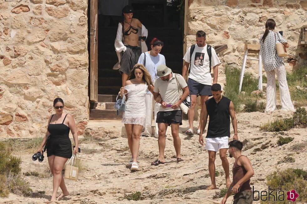 Lola Índigo, Madame y otros amigos en Ibiza