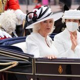 La Reina Camilla y Masako de Japón en carruaje en la bienvenida a los Emperadores de Japón por su Visita de Estado a Reino Unido