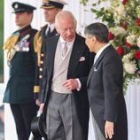 El Rey Carlos III y Naruhito de Japón hablando en la bienvenida a los Emperadores de Japón por su Visita de Estado a Reino Unido
