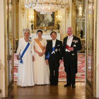 La Reina Camilla con la Tiara de Rubíes Birmana, Masako de Japón con la Tiara de Crisantemo, Naruhito de Japón y Carlos III en la cena de gala por la Visit