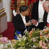 Naruhito de Japón y Carlos III brindando en la cena de gala por la Visita de Estado de los Emperadores de Japón a Reino Unido