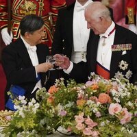 Naruhito de Japón y Carlos III brindando en la cena de gala por la Visita de Estado de los Emperadores de Japón a Reino Unido