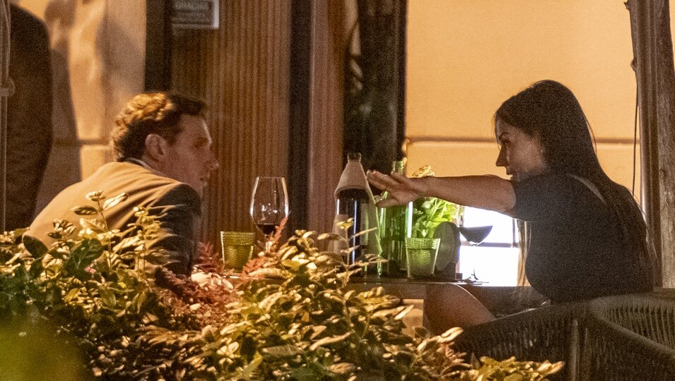 Albert Rivera y Begoña Villacís tomando algo en una terraza de Madrid