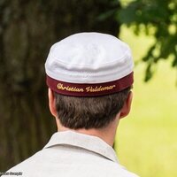 La gorra de Christian de Dinamarca con su nombre en su graduación